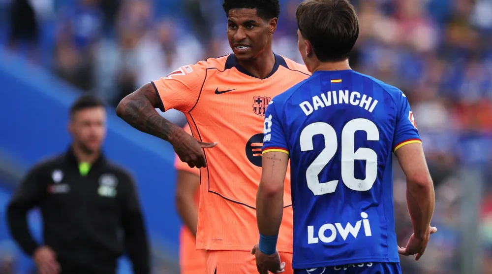 ماركوس راشفورد لاعب برشلونة خلال صراع على الكرة مع لاعب خيتافي دافينشي (رويترز)