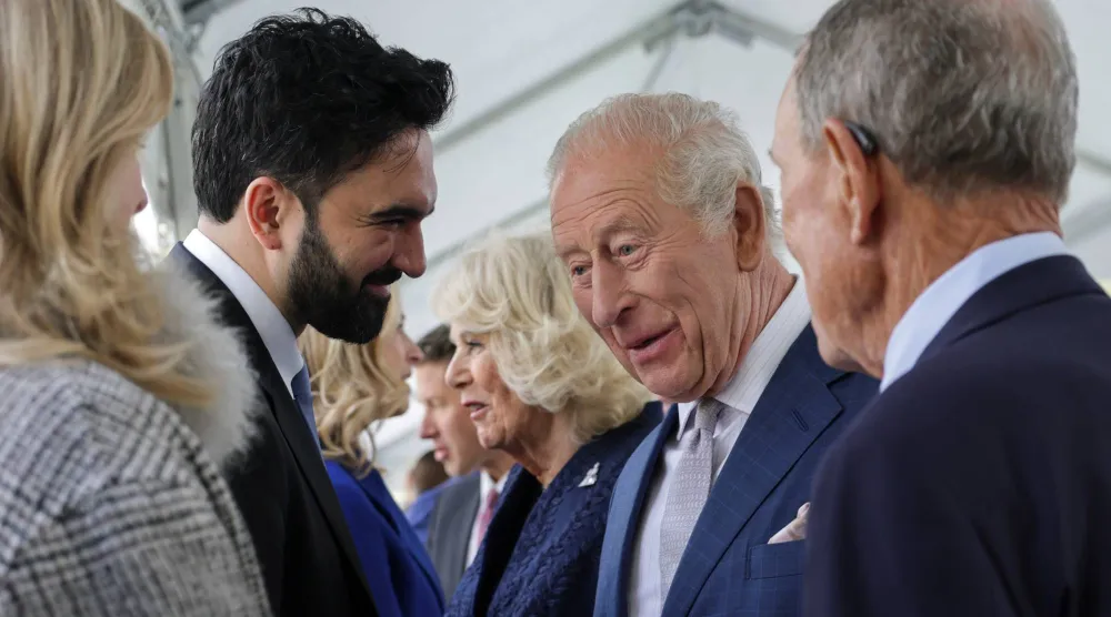 الملك تشارلز الثالث ملك بريطانيا يقف بجانب الملكة كاميلا ويتحدث مع عمدة مدينة نيويورك زهران ممداني خلال زيارة إلى النصب التذكاري لأحداث 11 سبتمبر في نيويورك (أ.ب)
