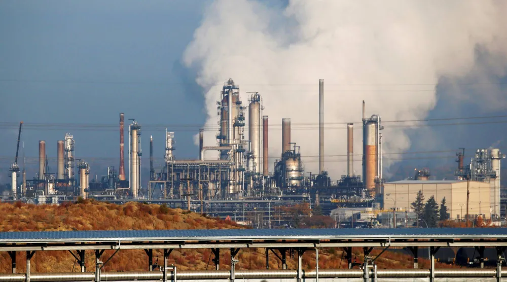 مصفاة إمبريال ستراثكونا بالقرب من مدينة إدمونتون في مقاطعة ألبرتا في كندا (رويترز)