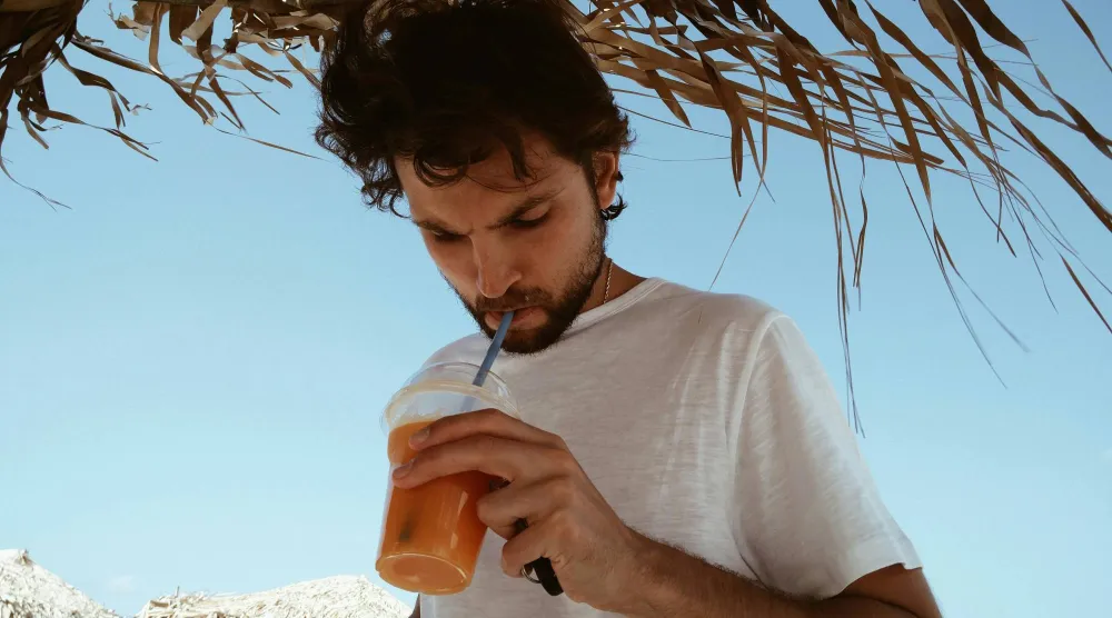 رجل يشرب عصير البرتقال (بيكسلز)