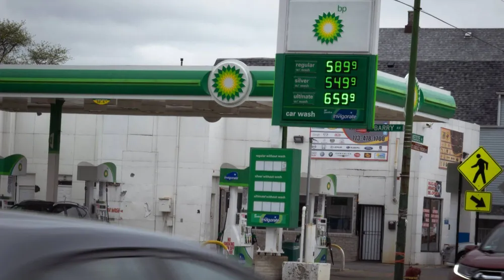 محطة وقود في ولاية شيكاغو الأميركية (أ.ف.ب)