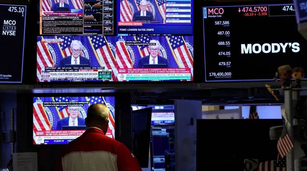 شاشات تعرض مؤتمراً صحافياً لرئيس مجلس «الاحتياطي الفيدرالي» جيروم باول في بورصة نيويورك (أرشيفية - رويترز)