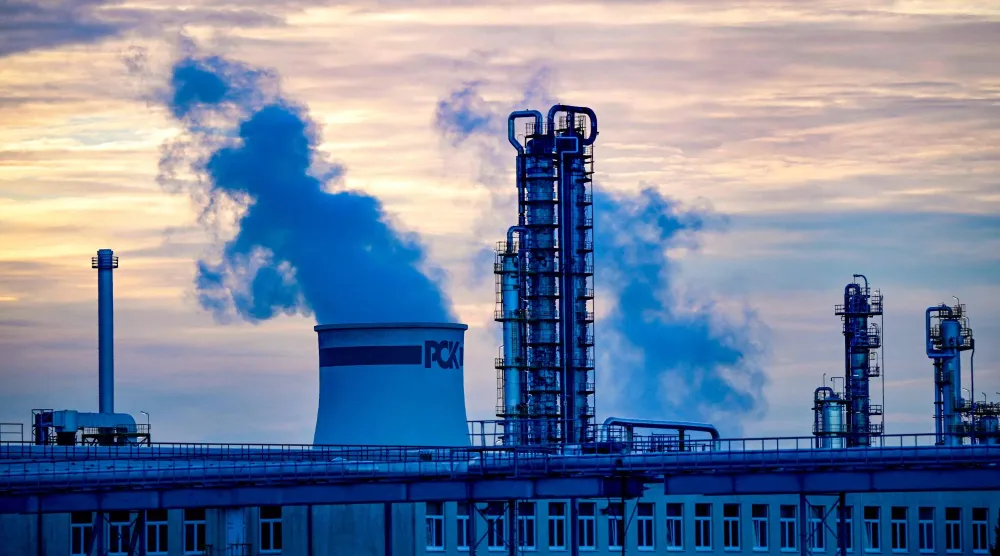 مرافق مصفاة «بي سي كيه شفيدت» في ألمانيا (أ.ف.ب)