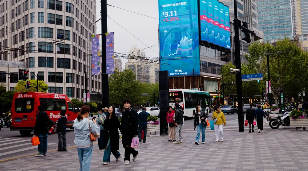 شاشة عملاقة تعرض حركة الأسهم بأحد ميادين مدينة شنغهاي الصينية (إ.ب.أ)