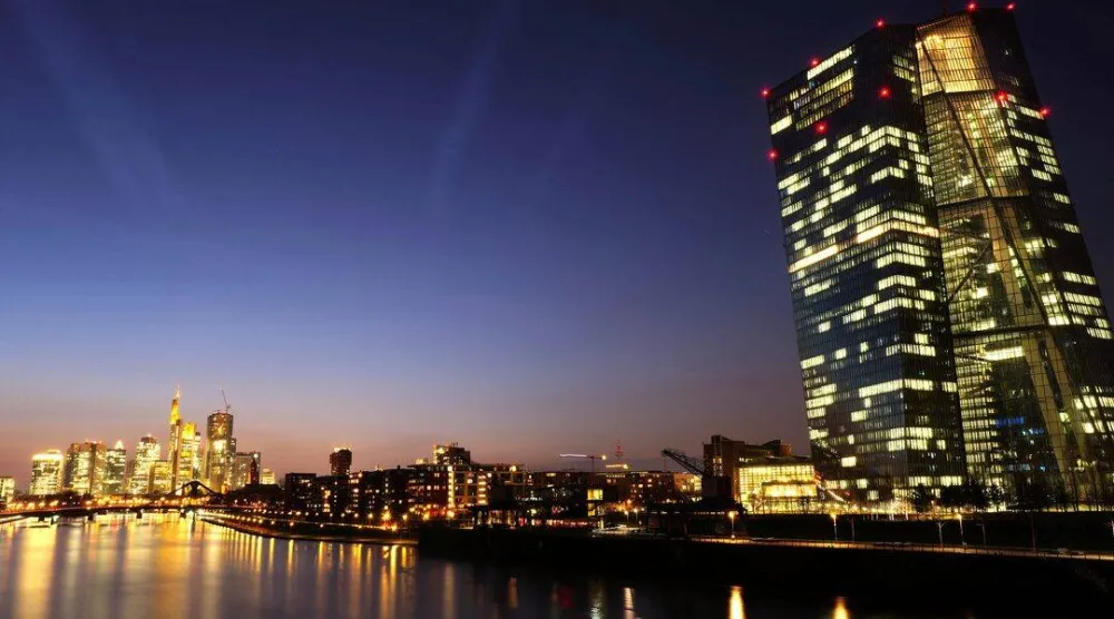 أفق مدينة فرانكفورت مع الحي المصرفي عند غروب الشمس (رويترز)