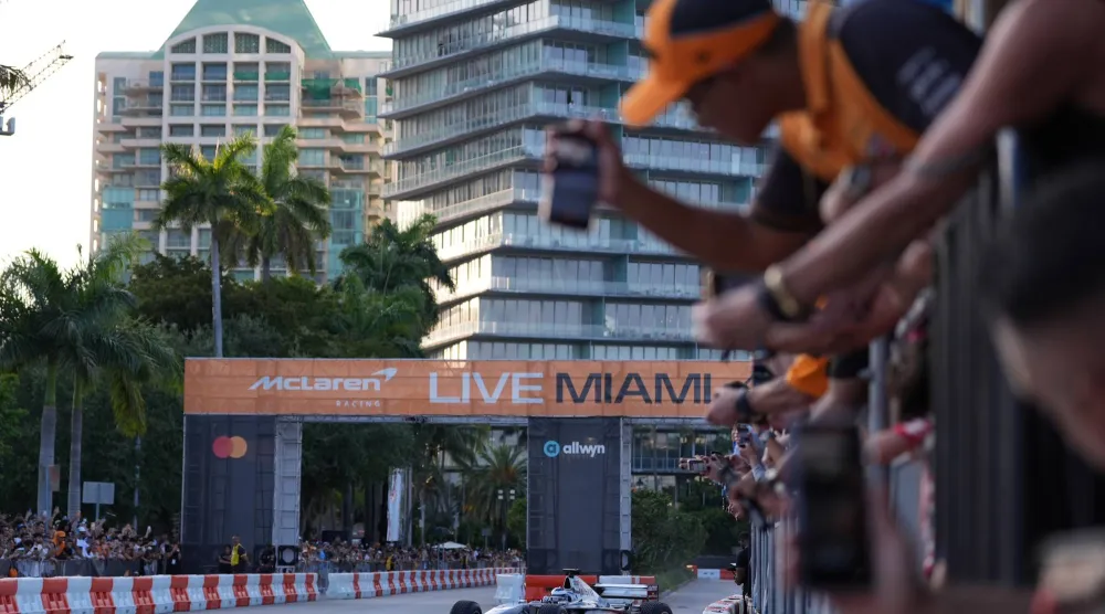 مكلارين يحتفل باقتراب سباقه رقم 1000 بعرض صاخب في ميامي (أ.ب)