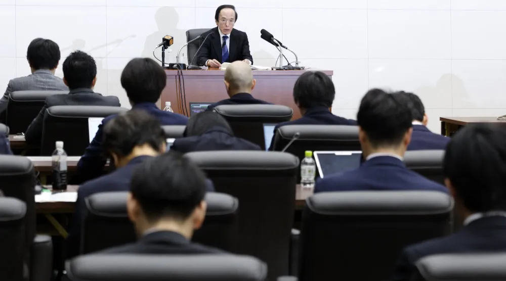 محافظ «بنك اليابان» كازو أويدا في مؤتمر صحافي سابق داخل مقر «المصرف المركزي» بالعاصمة طوكيو (إ.ب.أ)