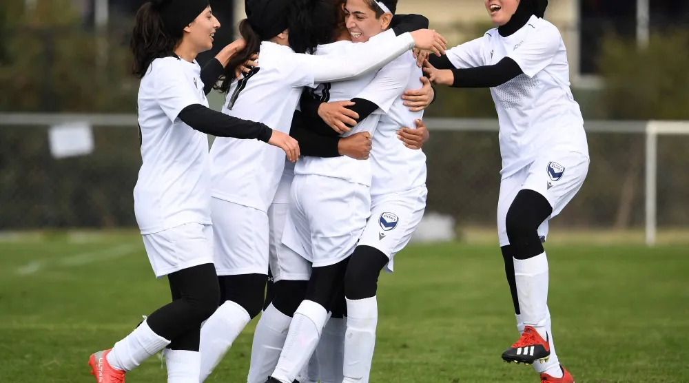 لاعبات أفغانستان المنفيات يحلمن بالأولمبياد بعد الاعتراف من الـ«فيفا» (أ.ف.ب)