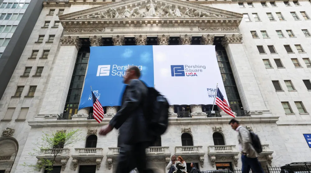 يمشي أشخاص خارج بورصة نيويورك (رويترز)