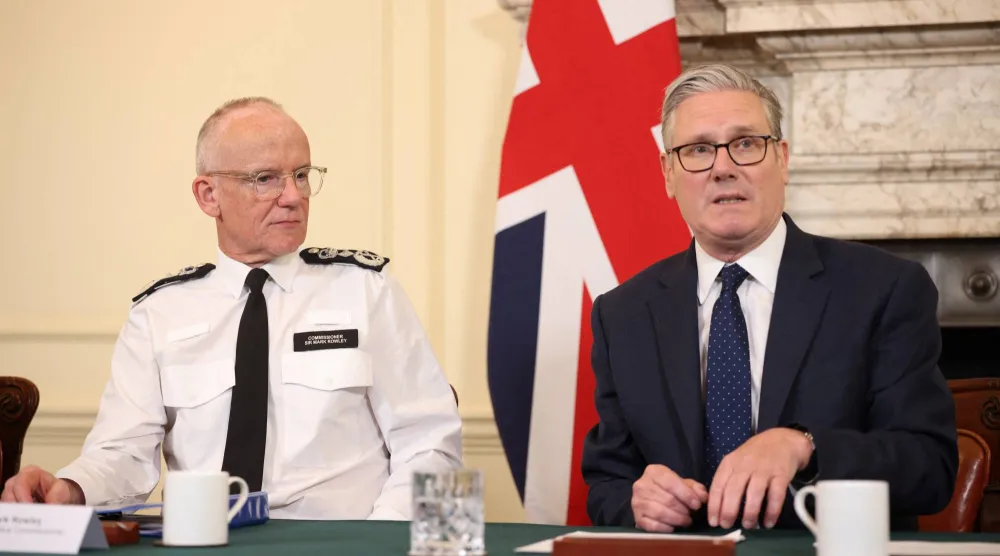 حضر رئيس الوزراء كير ستارمر ومفوض شرطة العاصمة مارك رولي اجتماعاً لهيئات العدالة الجنائية في أعقاب هجوم غولدرز غرين في لندن اليوم (رويترز)