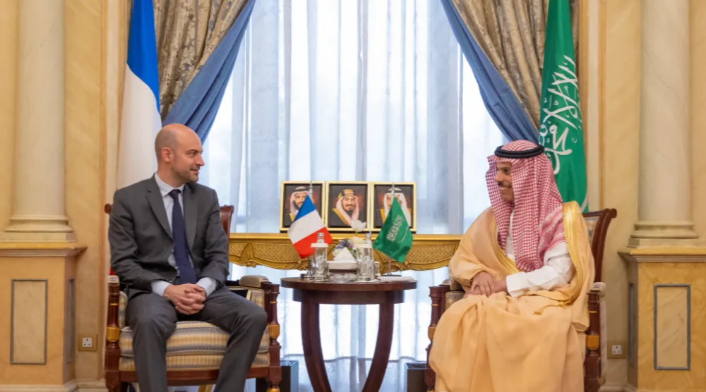 الأمير فيصل بن فرحان خلال استقباله جان نويل بارو في الرياض (واس)