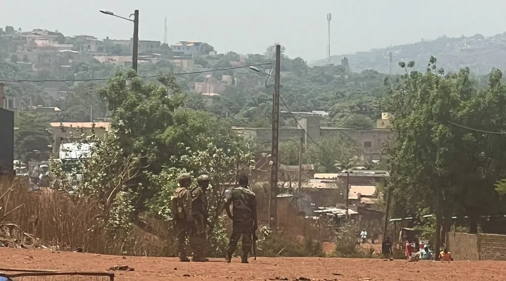 جنود ماليون خلال دورية عقب الهجوم على قاعدة كاتي العسكرية الرئيسية في مالي خارج العاصمة باماكو يوم 26 أبريل 2026 (رويترز)