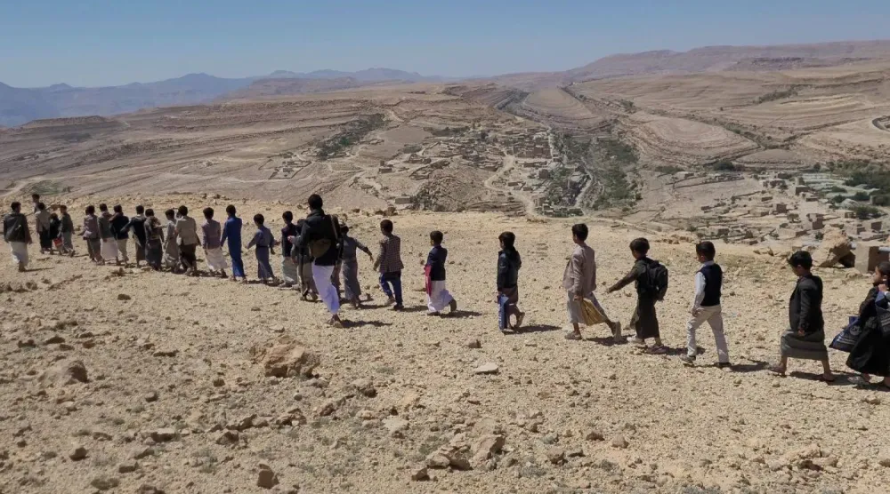  Husilerin Amran’da bulunan yaz kampındaki çocuklar için düzenlenen okul gezisinden (Şarku’l Avsat)