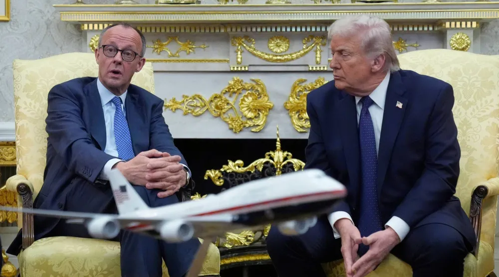 الرئيس الأميركي دونالد ترمب خلال استقباله المستشار الألماني فريدريش ميرتس في البيت الأبيض 3 مارس الماضي (أ.ب)