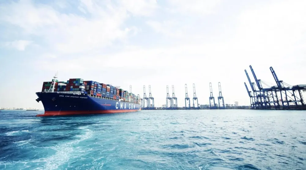 سفينة محملة بالحاويات بأحد الموانئ السعودية (واس)