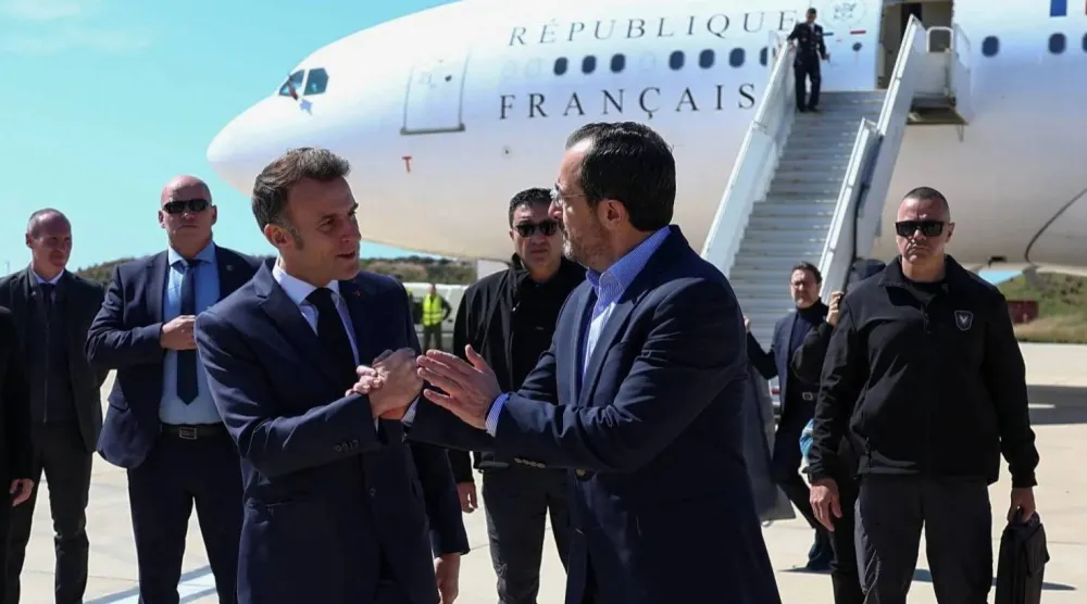 الرئيس القبرصي نيكوس خريستودوليدس مستقبلاً الرئيس الفرنسي إيمانويل ماكرون في مستهل زيارته لقبرص 9 مارس الماضي (رويترز)