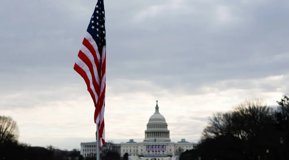 عَلَم الولايات المتحدة قرب مبنى «الكابيتول» (رويترز)