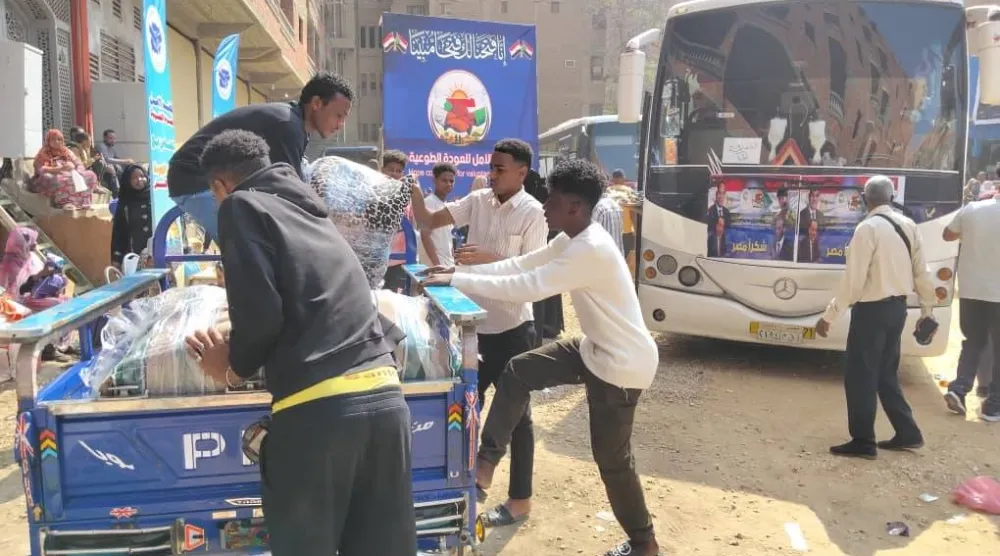 سودانيون يرتبون أثاثهم قبل رحلة عودة طوعية من مصر إلى بلادهم هذا الأسبوع (لجنة الأمل للعودة الطوعية)