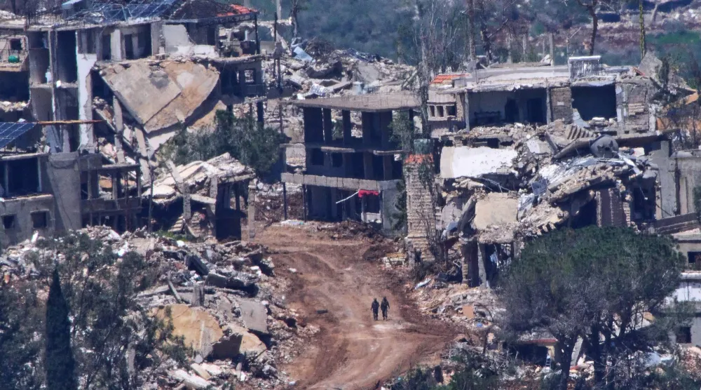 جنديان إسرائيليان يعبران بين الركام في جنوب لبنان (أ.ب) 