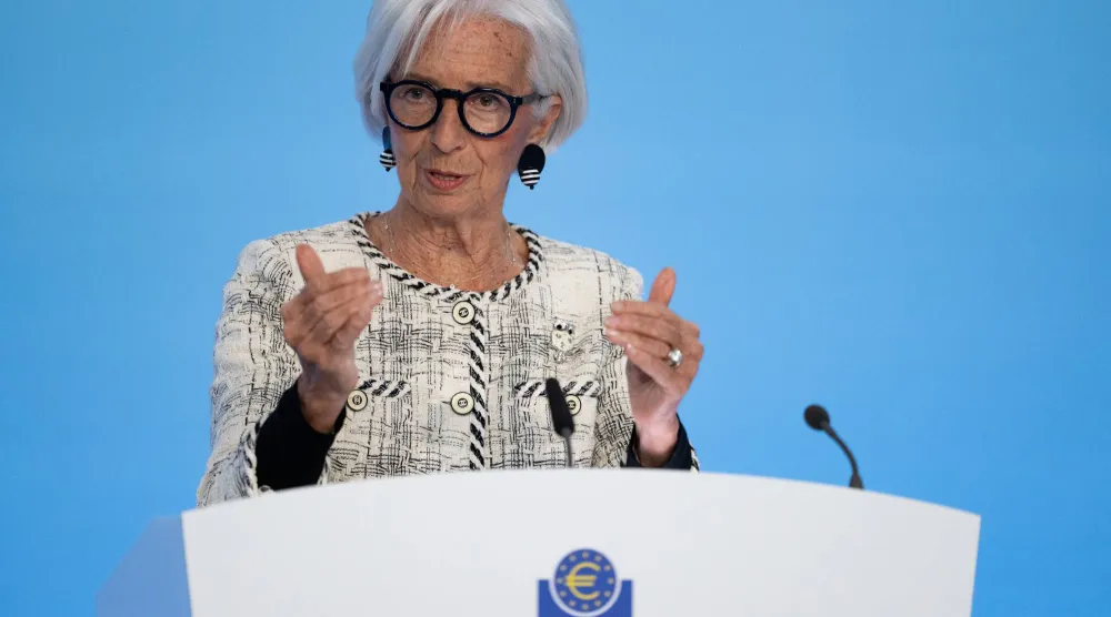 كريستين لاغارد خلال مؤتمر صحافي عقب اجتماع مجلس البنك المركزي الأوروبي (د.ب.أ)