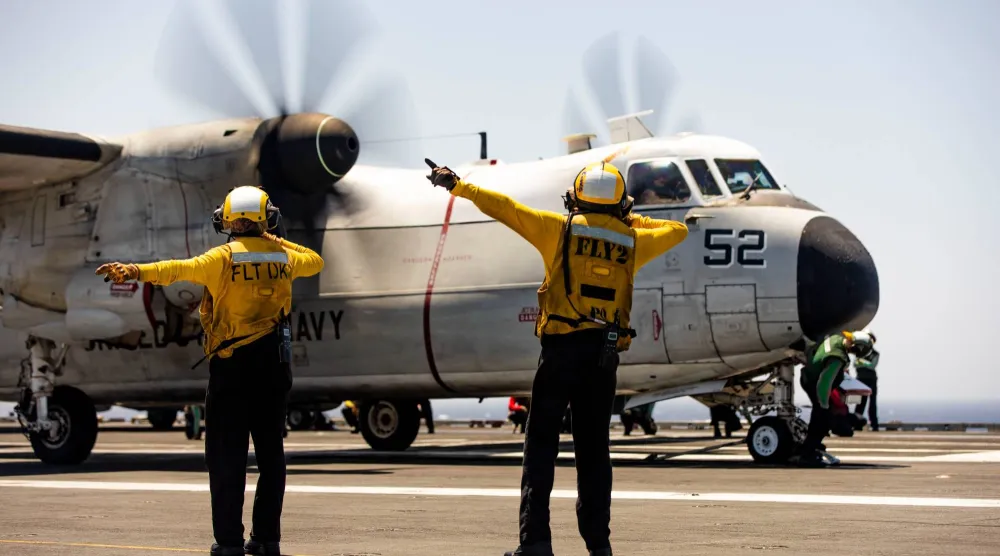 طائرة استطلاع تستعد للإقلاع من حاملة طائرات جيرالد فورد في البحر الأحمر (سنتكوم)