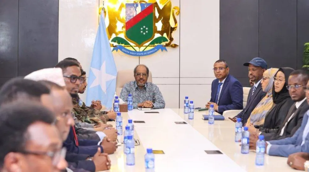 الرئيس الصومالي حسن شيخ محمود مع مسؤولين في ولاية جنوب غربي (وكالة الأنباء الصومالية)