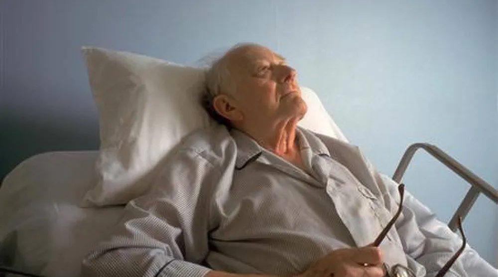 رجل مريض بالسرطان (رويترز)