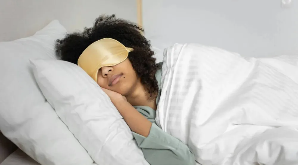 يساعد شرب الماء قبل النوم على تنظيم درجة حرارة الجسم وتحسين جودة النوم (بكسلز)