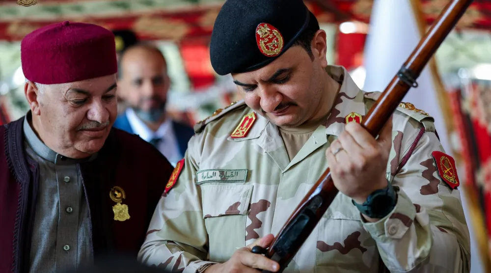 صدام حفتر يتفحص «بندقية المجاهدين» التي أُهديت إليه من أعيان بئر الأشهب (القيادة العامة)