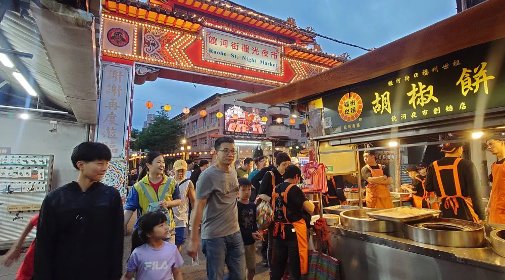 سوق ليليّة في تايبيه عاصمة تايوان (أ.ب)