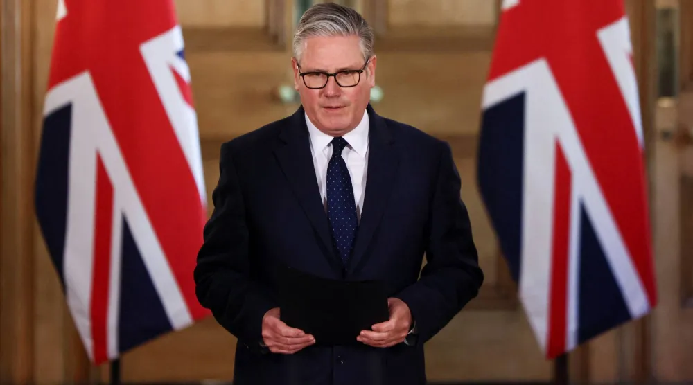 رئيس الوزراء البريطاني كير ستارمر يدلي ببيان صحافي في مقر رئاسة الوزراء في داونينغ ستريت بشأن رد الحكومة على حادثة طعن أسفرت عن إصابة رجلين يهوديين... لندن 30 أبريل 2026 (رويترز)