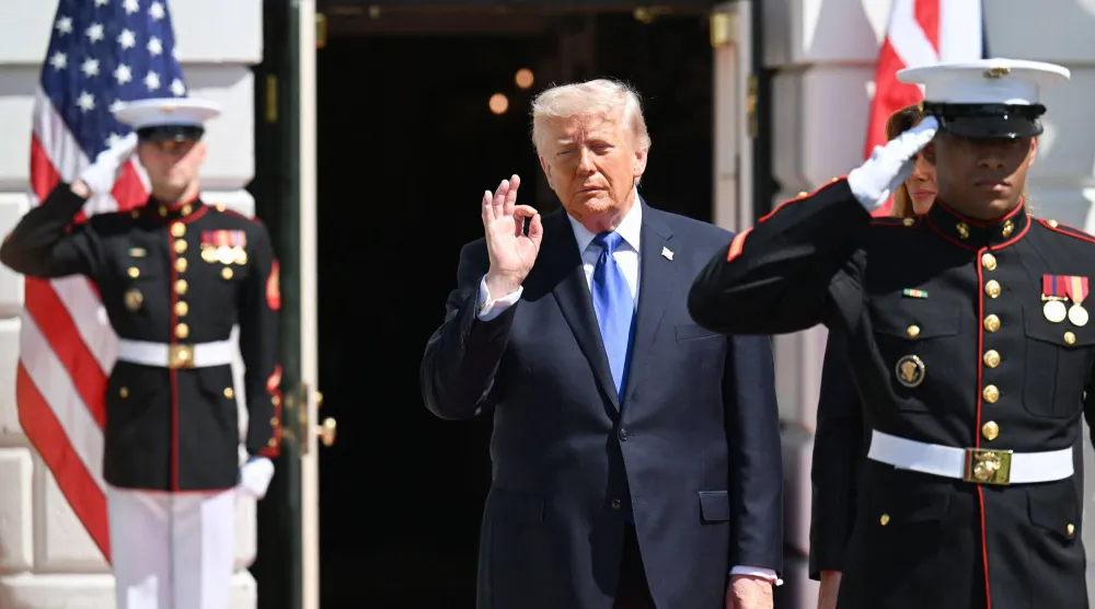 ترمب يلوح بيده بعد حفل وداع رسمي للملك والملكة البريطانيين في البيت الأبيض في واشنطن الخميس(أ.ف.ب)