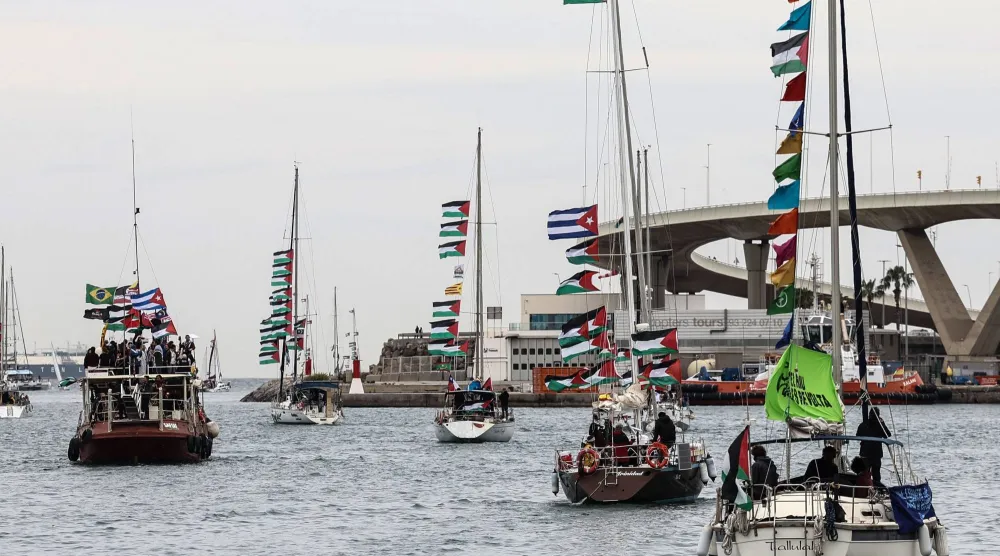 قوارب «أسطول الصمود» متجهة إلى قطاع غزة تغادر برشلونة 12 أبريل 2026 (أ.ف.ب)