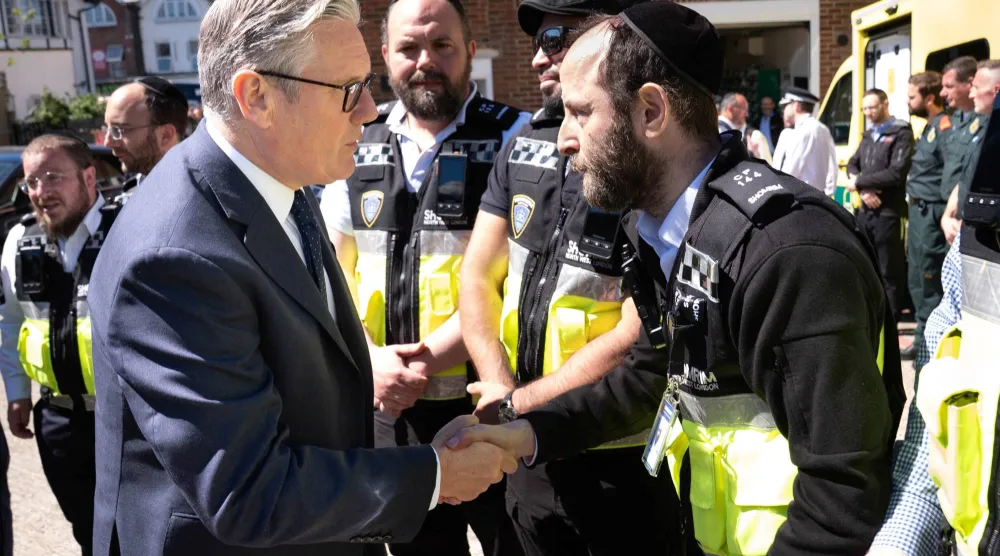 جانب من زيارة ستارمر لموقع الهجوم في شمال لندن يوم 30 أبريل (رويترز) 