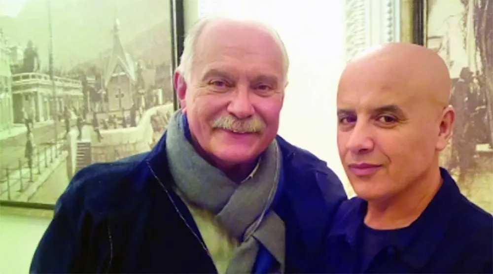 بن عمرة (إلى اليمين) مع المخرج نيكيتا ميخالكوف