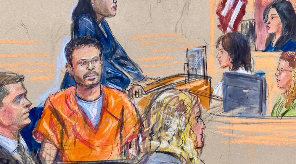 رسم تخطيطي للمحكمة يصوّر كول توماس ألين الجالس في المنتصف وهو الرجل من كاليفورنيا الذي تم اعتقاله في حادث إطلاق النار في حفل عشاء المراسلين في واشنطن ويظهر وهو يمثل أمام القاضية موكسيلا أوباديايا في المحكمة الفيدرالية في العاصمة واشنطن يوم 30 أبريل 2026 (أ.ب) 