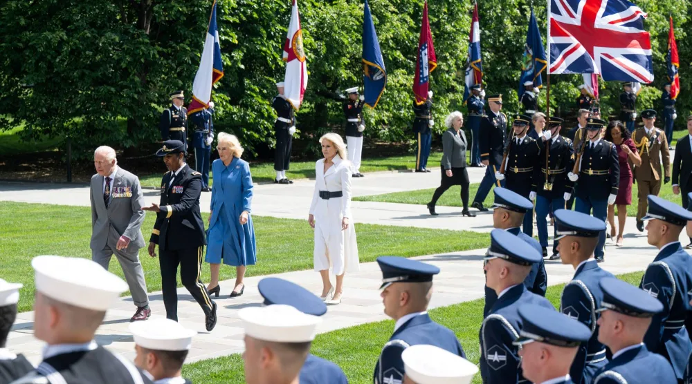 الملك تشارلز والملكة كاميلا عند «نصب أرلينغتون» التذكاري يوم 30 أبريل (رويترز)