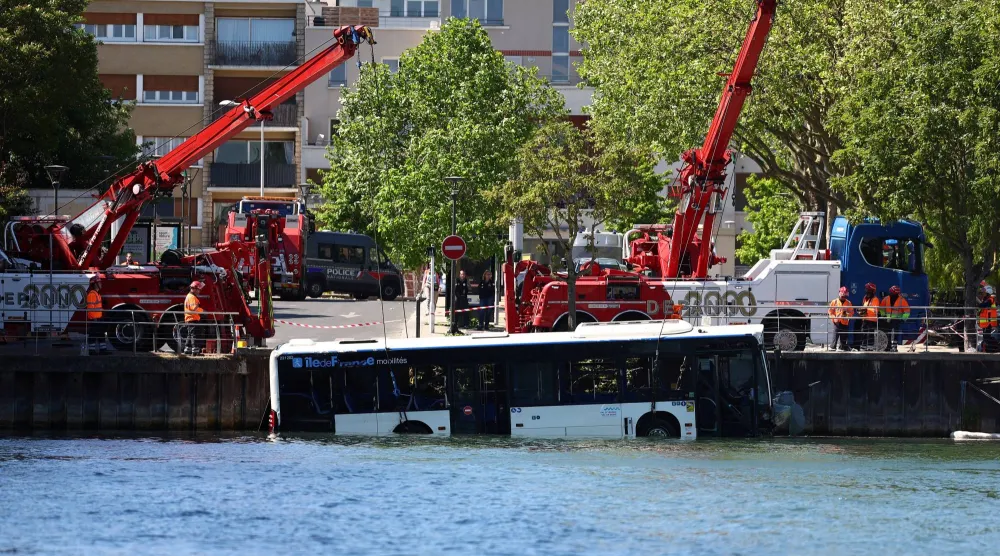 عمال ينتشلون حافلة سقطت في نهر السين بالقرب من باريس 30 أبريل 2026 (رويترز)