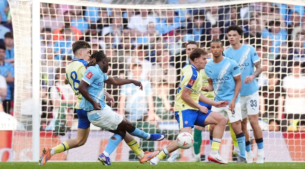 دوكو وهدف مانشستر الأول في شباك ساوثهامبتون (د.ب.أ)