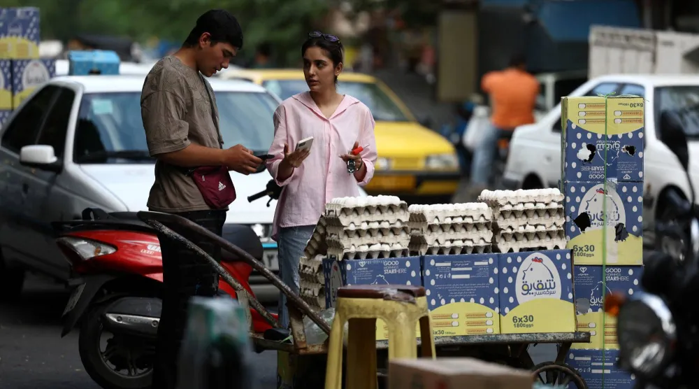 إيرانية تتسوق في سوق محلية في طهران 28 أبريل (رويترز)