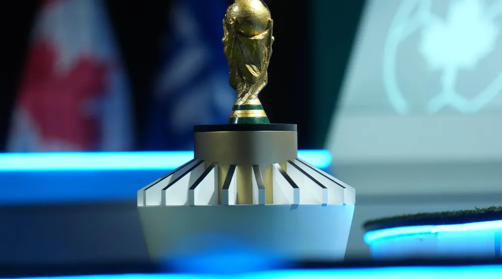 كأس معروضة خلال مؤتمر «فيفا» في فانكوفر بكندا (إ.ب.أ)