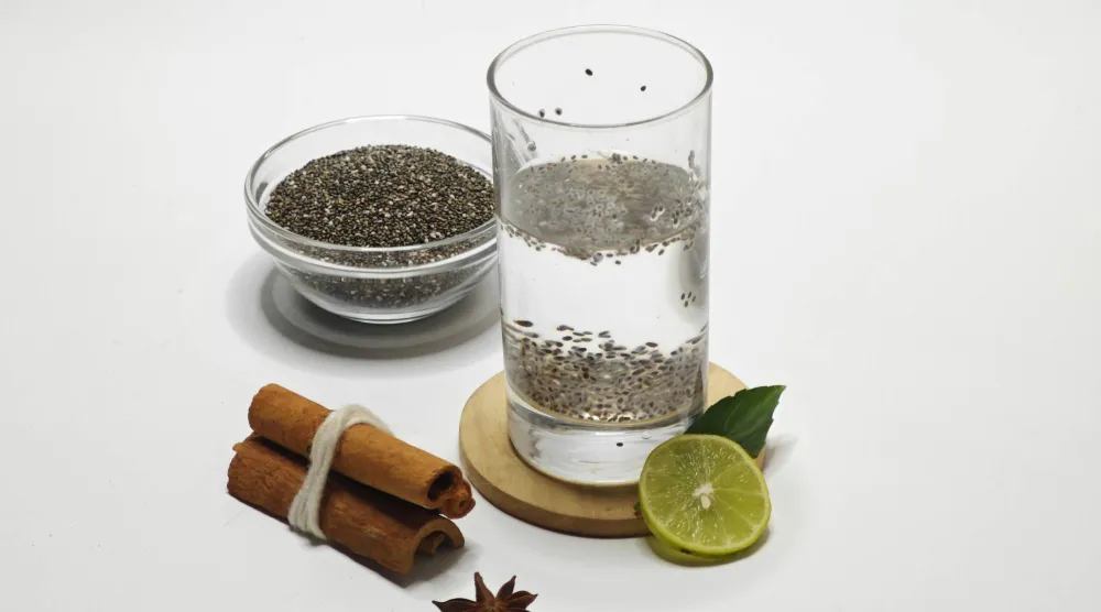 كوب من ماء بذور الشيا (بيكسلز)