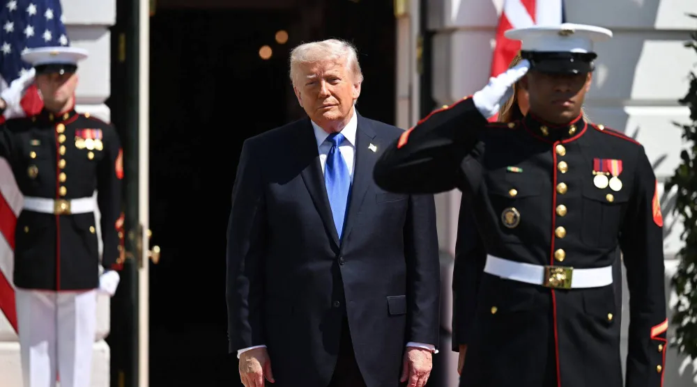 الرئيس الأميركي دونالد ترمب يتابع مراسم الوداع الرسمية لملك وملكة بريطانيا في الحديقة الجنوبية للبيت الأبيض في العاصمة واشنطن 30 أبريل 2026 (أ.ف.ب)