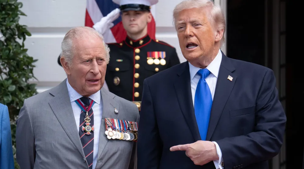ترمب خلال مراسم توديع الملك تشارلز في واشنطن (إ.ب.أ) 