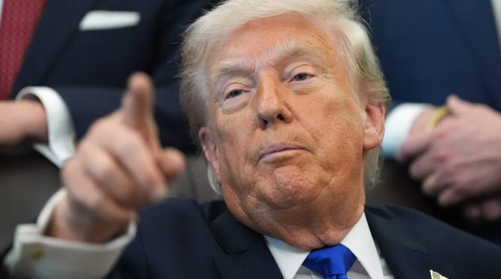 الرئيس الأميركي دونالد ترمب يتحدث إلى صحافيين في البيت الأبيض (أ.ب)