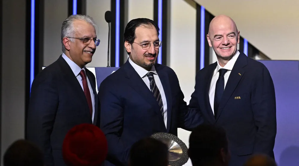 المسحل مع إنفانتينو والشيخ سلمان آل خليفة خلال مؤتمر فيفا في فانكوفر بكندا (رويترز)