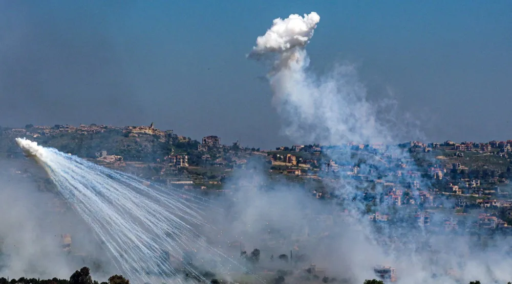 قنبلة تنفجر في الجانب اللبناني من الحدود مع إسرائيل، ودخانها الأبيض يرجّح كونها فوسفورية (رويترز)