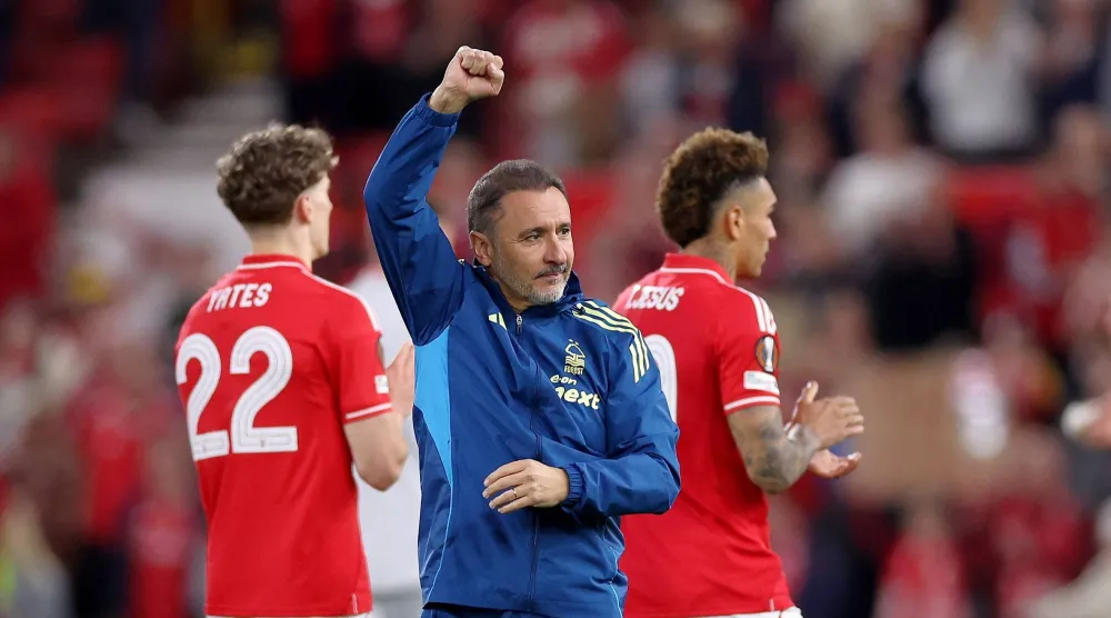 فيتور بيريرا مدرب نوتنغهام محتفلا بالفوز على أستون فيلا (إ.ب.أ)