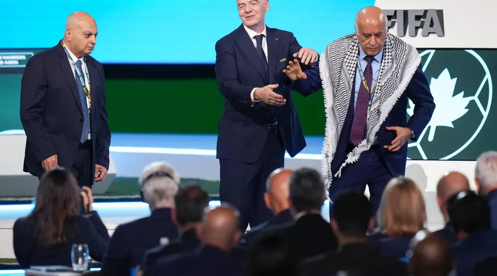 الرجوب لحظة رفضه مصافحة نظيره الاسرائيلي خلال مؤتمر فيفا (أ.ب)