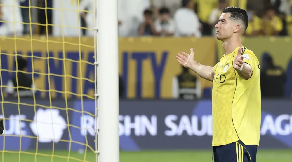 رونالدو محتفلاً مع جماهير النصر بالفوز في الكلاسيكو (تصوير: عبد العزيز النومان)